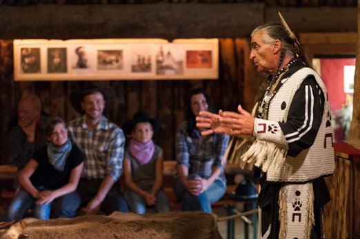 Amerikanischer Ureinwohner erklärt seine Kultur 