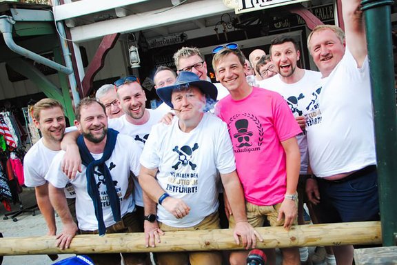 Eine Gruppe von Männern mit gleichen T-shirts