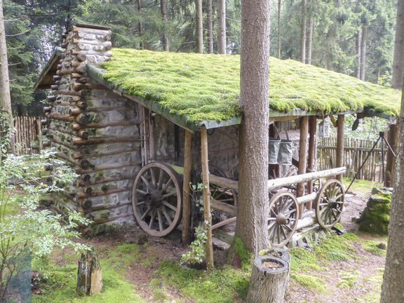 Haus aus Stein mit bemoostem Dach