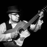 Bernhard Stahl Mann spielt auf seiner Gitarre
