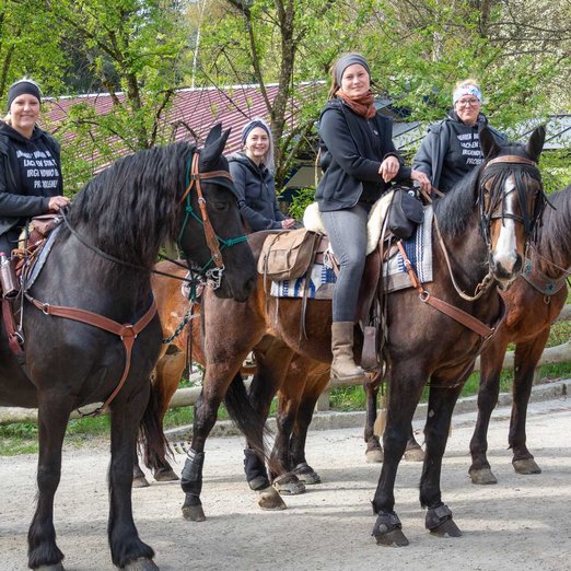 Menschen sitzen auf Pferden in der Westernstadt Pullman City