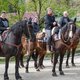 Menschen sitzen auf Pferden in der Westernstadt Pullman City