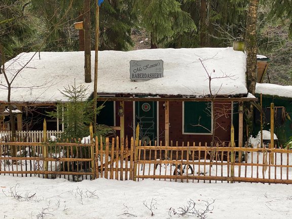 rotes Haus im Winter, Dach mit Schnee bedeckt