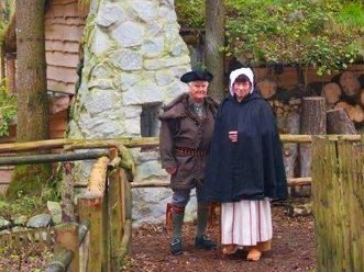 zwei Personen in Kleidung der Siedler im 18. Jahrhundert