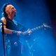 Mann spielt Gitarre