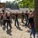 Menschen tanzen draußen Line Dance 