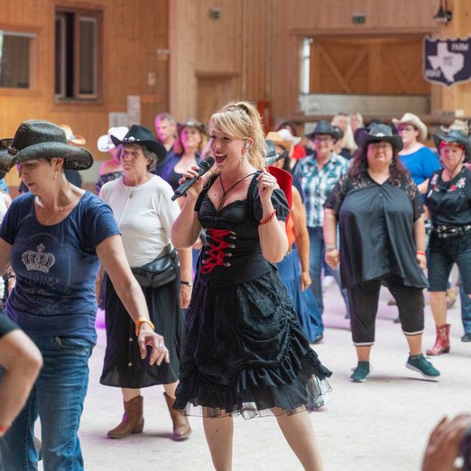 Sängerin Line Dance