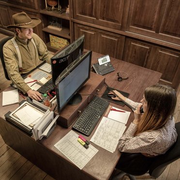 Kaufleute Büromanagement zwei Personen sitzen in einem Büro an ihren Arbeitsplätzen