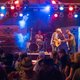 Menschen tanzen zu Band auf der Bühne