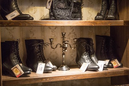 Stiefel mit Absatz in einem Regal