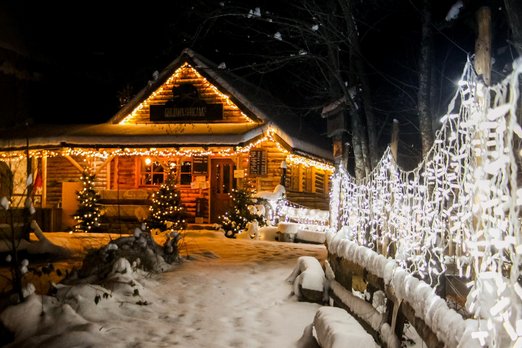 eingeschneiter Weg zu Haus mit Lichterketten