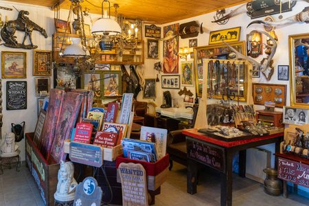 Laden mit Schilder und weiteren Kunstwerken