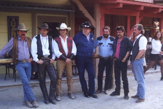 Der Pullman Saddle Club Sieben Männer in Westernkleidung