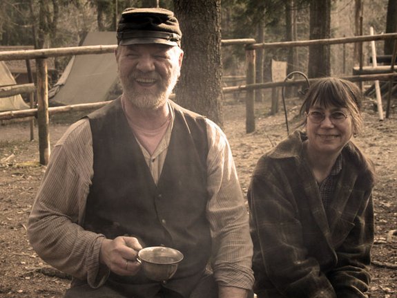 Claim 4 des Authentikbereichs in Pullman City Ein Mann und eine Frau lachen
