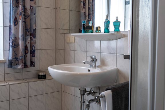 Waschbecken mit Spiegel