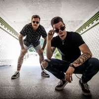 Dynamite Dudes Zwei Männer Posen cool