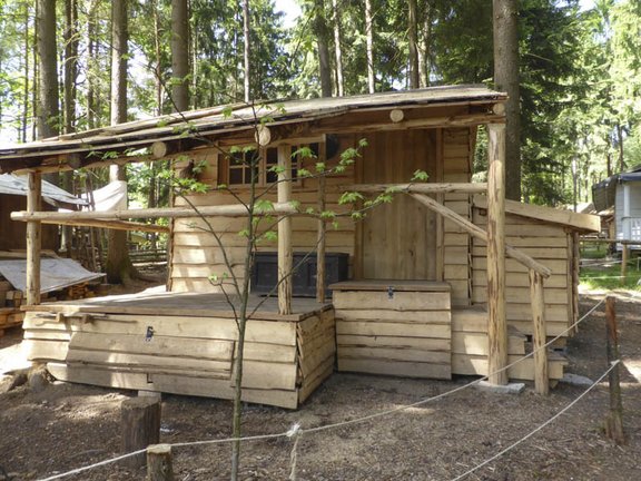 Haus aus Holz mit Veranda
