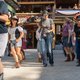Menschen beim Line Dance in der Westernstadt