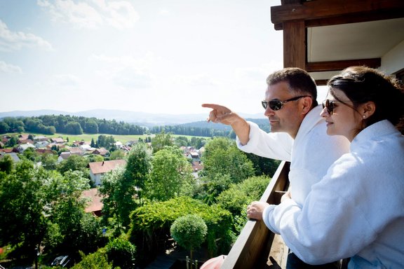 Zwei Personen stehen auf einem Balkon und betrachten das Panorama