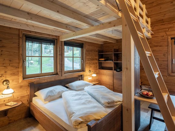 Doppelbett in einer Blockhütte