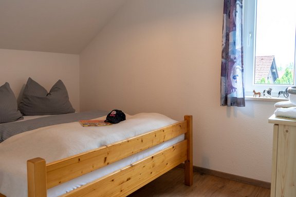 Gemütliches Schlafzimmer mit Fensterblick