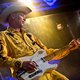 Mann mit Gitarre und Cowboyhut auf der Bühne