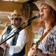 Countrysängerin singt mit Gitarre