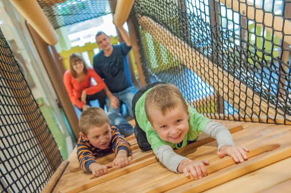 Familienurlaub im Familotel Landhaus zur Ohe Kinder klettern auf einen Turm