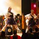 zwei Frauen in irischer Kleidung werden von zwei Männern hochgehoben