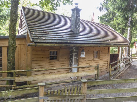 Claim 25 des Authentikbereichs in Pullman City Holzhaus mit Schornstein