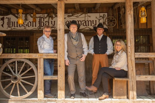 Die Betreiber von Pullman City Vier Personen auf einer Veranda