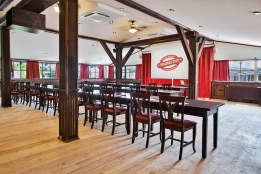 Traditioneller Tagungssaal mit roten Vorhängen