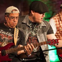 Roll 'n' Rock Drei Männer mit Gitarren und Mikrofon