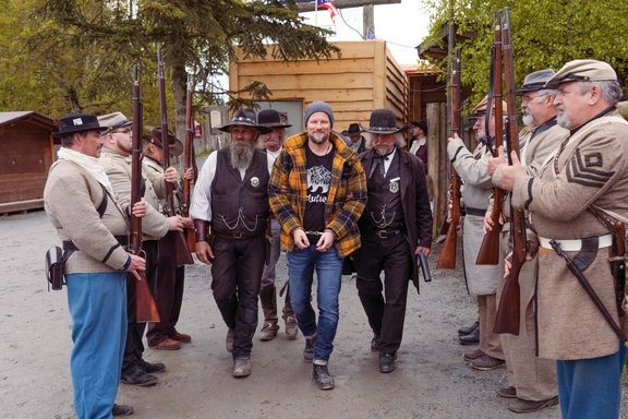 Mannin Handschellen wird von Marshals abgeführt