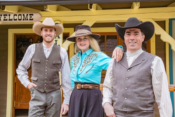 Lächelnde Cowboys und Cowgirl