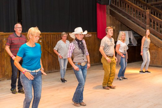Menschen tanzen Line Dance