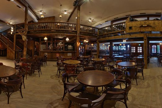 Rustikales Pub mit Galerie