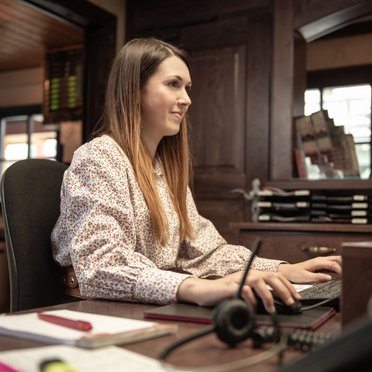Junge Frau arbeitet am Computer