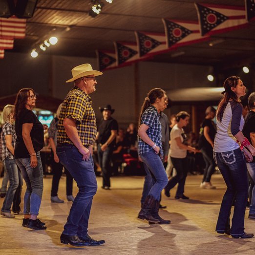 Menschen tanzen Line Dance