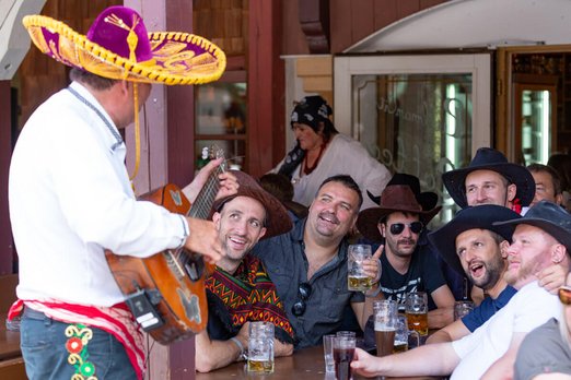Junggesellenabschiede in Pullman City Mann spielt vor einer Gruppe Männern Gitarre