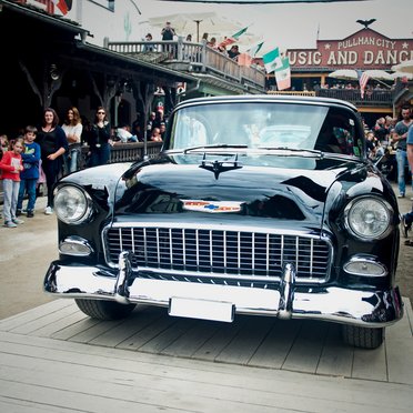 Viele außergewöhnliche Events werden geboten Ein schwarzes NASCAR-Rennauto ist ausgestellt