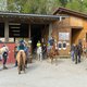 Pferde vor der Reithalle in der Westernstadt