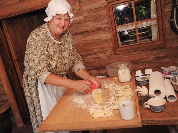 Eine Frau backt