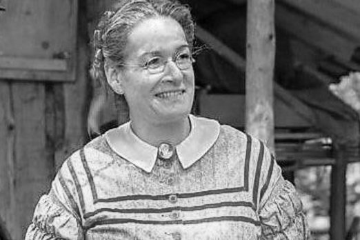 Frau in alter Kleidung