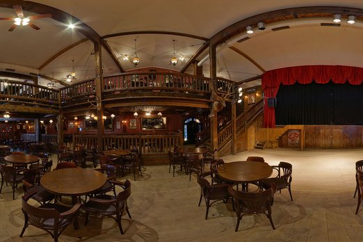 Traditioneller Saloon mit Holzdekor