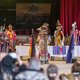 Indianer redet in ein Mikrofon