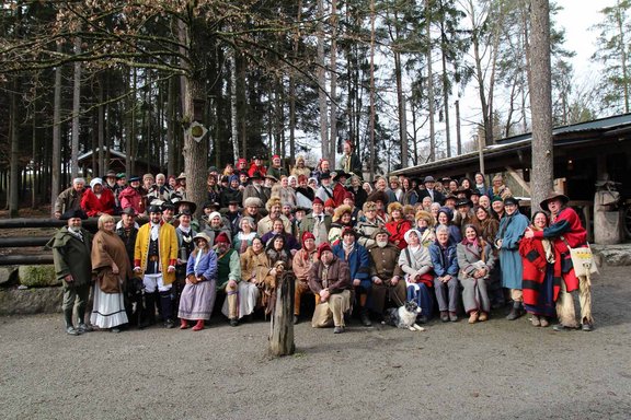 Gruppenbild von Menschen in historischer Kleidung amerikanischer Siedler