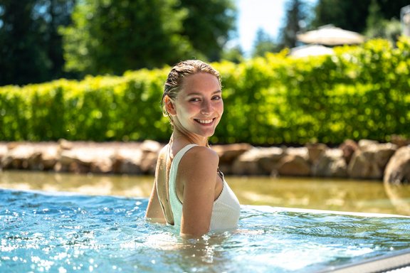 Frau in einem Pool