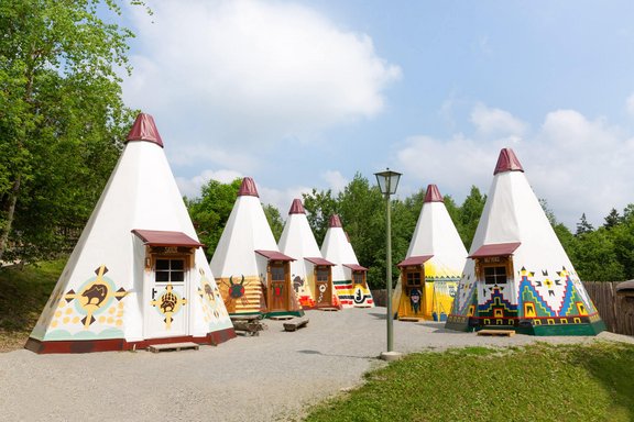 Sechs Tipis in der Westernstadt Pullman City