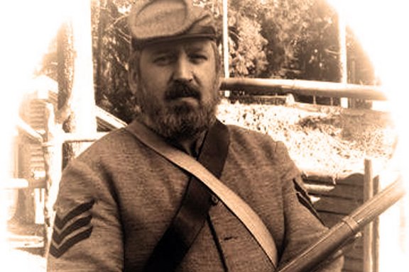 Mann in authentischer Uniform des amerikanischen Bürgerkriegs